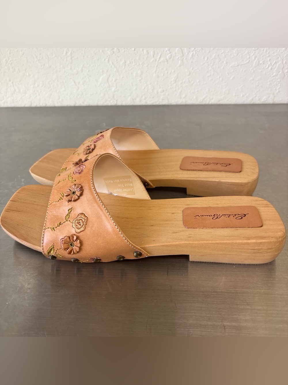 Vintage Eddie Bauer Tan Leather Floral Embroidered Wooden Sandals ✨